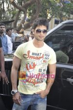 Shahid Kapoor at the Launch of Suzanne Roshan_s The Charcoal Project in Andheri, Mumbai on 27th Feb 2011 (4).JPG